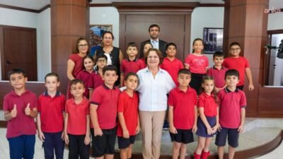 Didim Belediye Başkanı Gençay, minik misafirlerini ağırladı Didim Belediye Başkanı Hatice Gençay, kendisine mektup yazan Arif Nihat