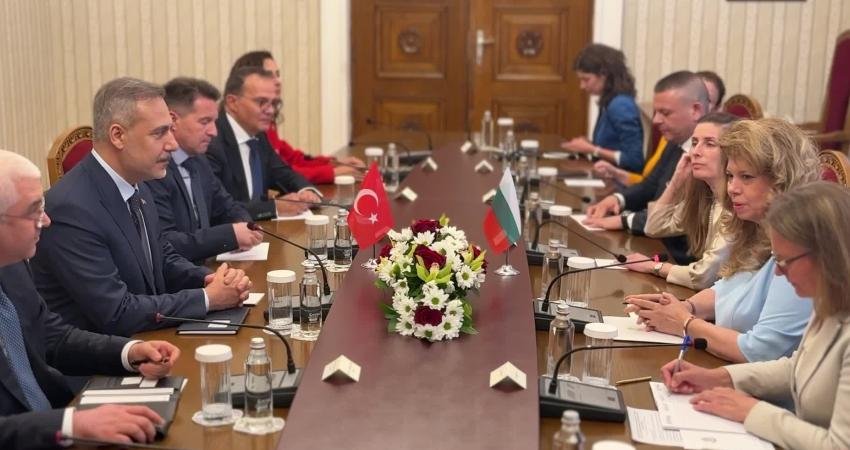 Dışişleri Bakanı Fidan, bugün Bulgaristan Cumhurbaşkanı Yotova tarafından kabul edildi Dışişleri Bakanı Hakan Fidan, Sofya ziyareti kapsamında bugün Bulgaristan Cumhurbaşkanı