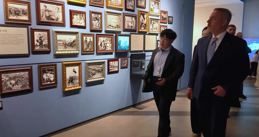 Dışişleri Bakanı Hakan Fidan, Seul'de Kore Savaşı Anıtı'na çelenk bıraktı.