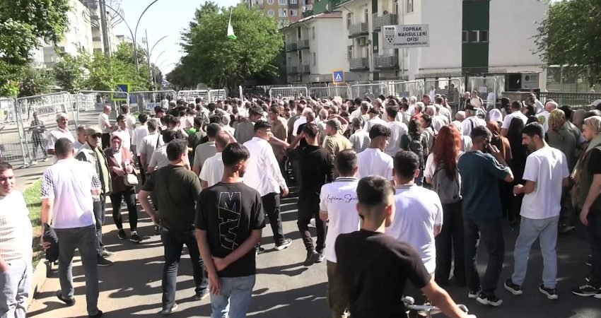 DEM Parti öncülüğünde Diyarbakır’daki İstasyon Meydanı’nda düzenlenen "Abdullah Öcalan’a özgürlük”