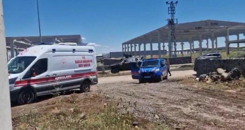 Diyarbakır'ın Kayapınar ilçesinde yapımı devam eden fabrikanın beton blokunun işçilerin