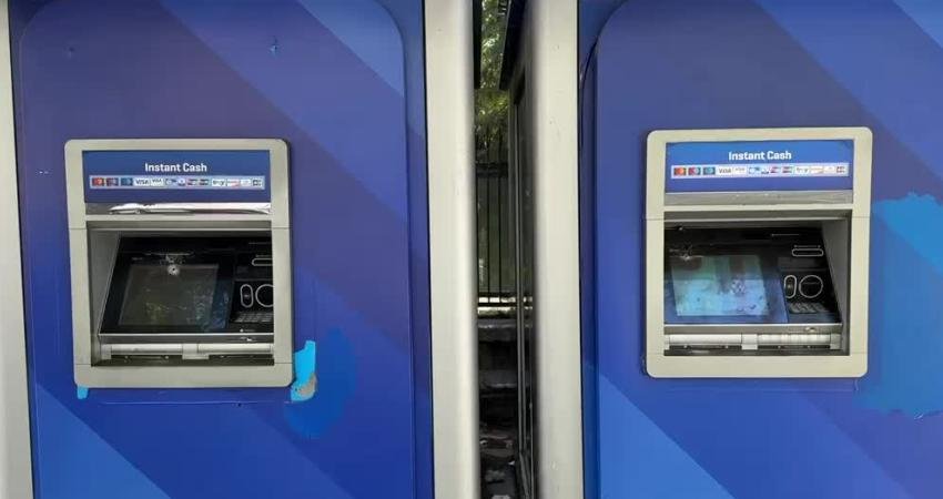 Diyarbakır’da Yapı Kredi Bankası’na ikinci silahlı saldırı Diyarbakır'da Koç Grubu bünyesindeki Yapı Kredi Bankası'na, kimliği belirsiz kişi