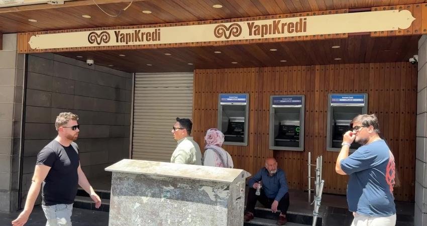 Diyarbakır'ın merkez Sur ilçesindeki Yapı Kredi Bankası şubesine, kimliği belirsiz