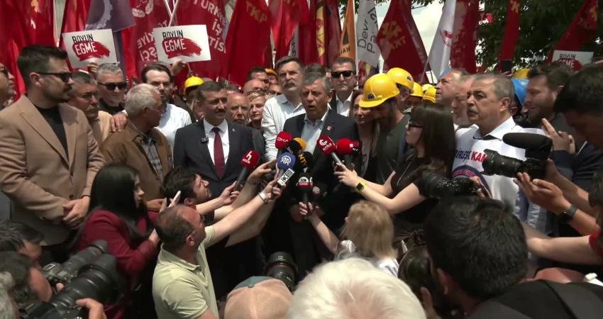 CHP Grup Başkanı Özgür Özel, SSS Yıldızlar Holding önünde bir