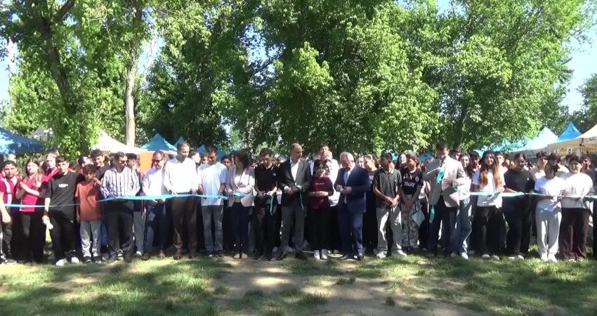 Edirne’de Mesleki Eğitim Fuarı düzenlendi Edirne Söğütlük Millet Bahçesi'nde Mesleki Eğitim Fuarı düzenlendi.