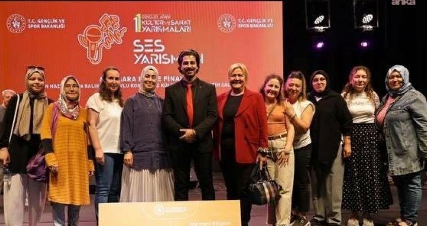 Edremitli Türk halk müziği sanatçısı Diren Aydın, Gençlik ve Spor