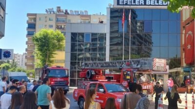 Efeler Belediyesi hizmet binasının en üst katında çıkan küçük çaplı