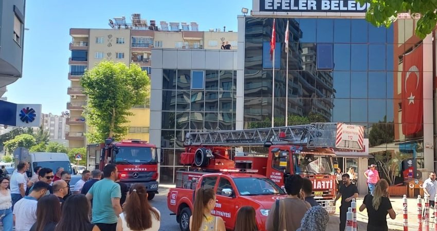 Efeler Belediyesi hizmet binasının en üst katında çıkan küçük çaplı