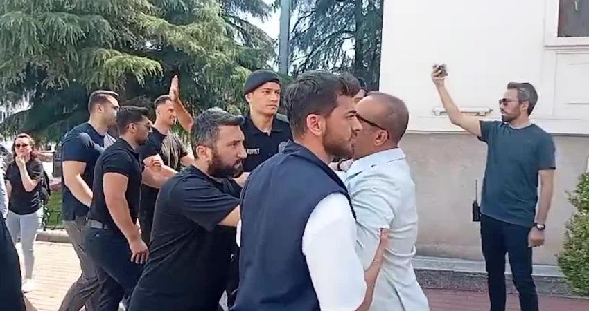 Eğitim-İş Bursa Şube Başkanı Özkan Rona, koruma polislerinin engellemelerine rağmen