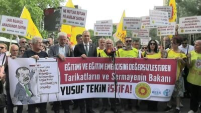 Eğitim-Sen, Milli Eğitim Bakanı Yusuf Tekin'in görevindeki üçüncü yılını MEB önünde