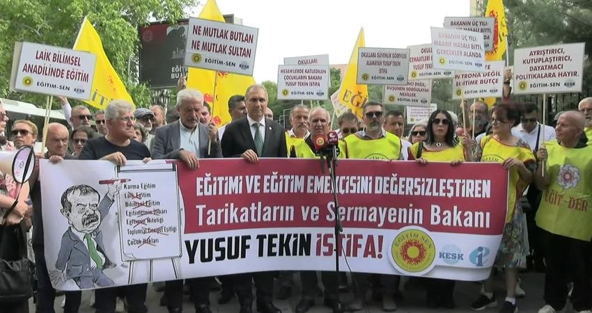 Eğitim-Sen, Milli Eğitim Bakanı Yusuf Tekin'in görevindeki üçüncü yılını MEB önünde
