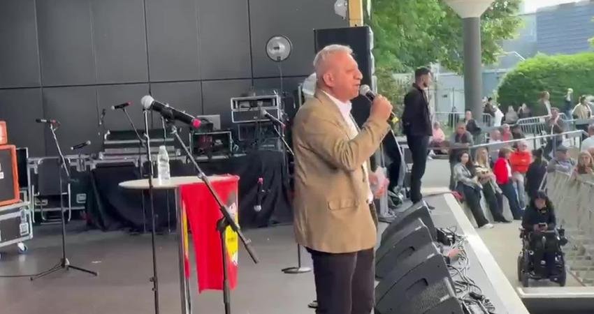 Almanya'nın Köln kentinde Birlik ve Dayanışma Festivali’nde konuşan EMEP Genel