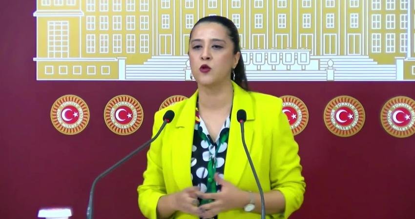 EMEP’li Karaca: “Kürt sorununun çözümü, sürekli yüksek perdeden vaatler öne sürüp hiçbir adım atmadan gerçekleşemez” EMEP Gaziantep Milletvekili Sevda Karaca Demir, "Kürt sorununun çözümü boş beklentiler