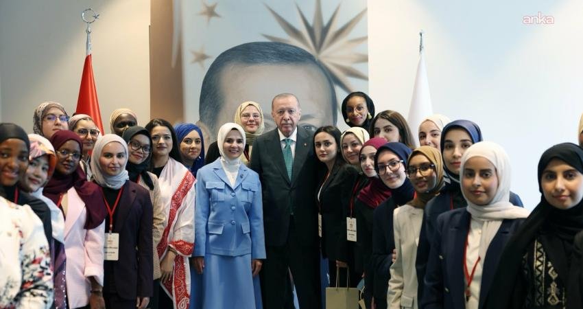Cumhurbaşkanı Recep Tayyip Erdoğan, Genç Müslüman Kadınlar Liderlik Programı katılımcılarını