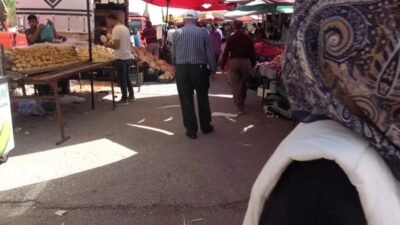 Erzurum’da sebze halinden aldıkları ürünleri tezgaha taşıyan pazarcılar, fiyat artışlarının