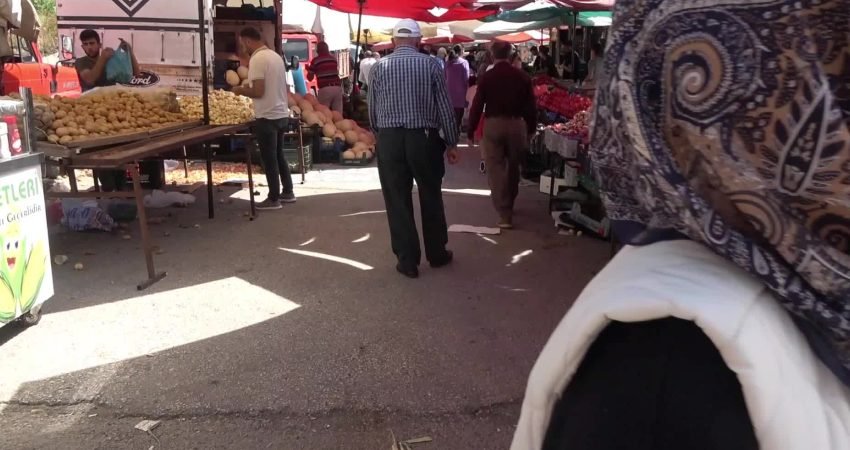 Erzurum’da sebze halinden aldıkları ürünleri tezgaha taşıyan pazarcılar, fiyat artışlarının