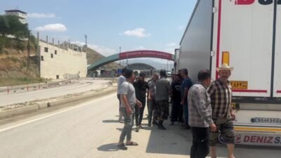 Hakkari'nin Yüksekova ilçesine bağlı Esendere Gümrük Kapısı’nda yaklaşık 3 kilometrelik