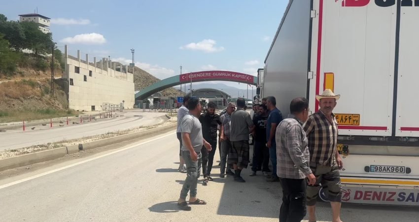 Hakkari'nin Yüksekova ilçesine bağlı Esendere Gümrük Kapısı’nda yaklaşık 3 kilometrelik