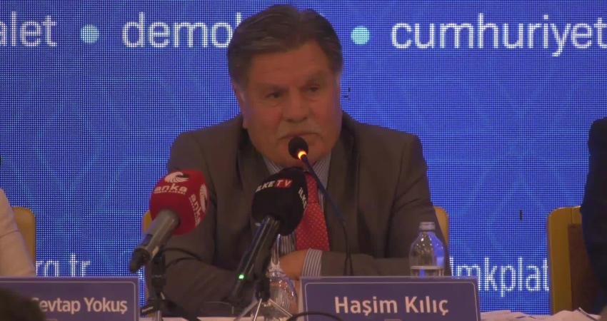 Eski AYM Başkanı Kılıç: “2007’de AK Parti’nin kapatılması için başsavcı, 487 delil diye ne kadar gazete kupürü varsa önümüze getirdi” Eski Anayasa Mahkemesi (AYM) Başkanı Haşim Kılıç, “2007 yılında AK