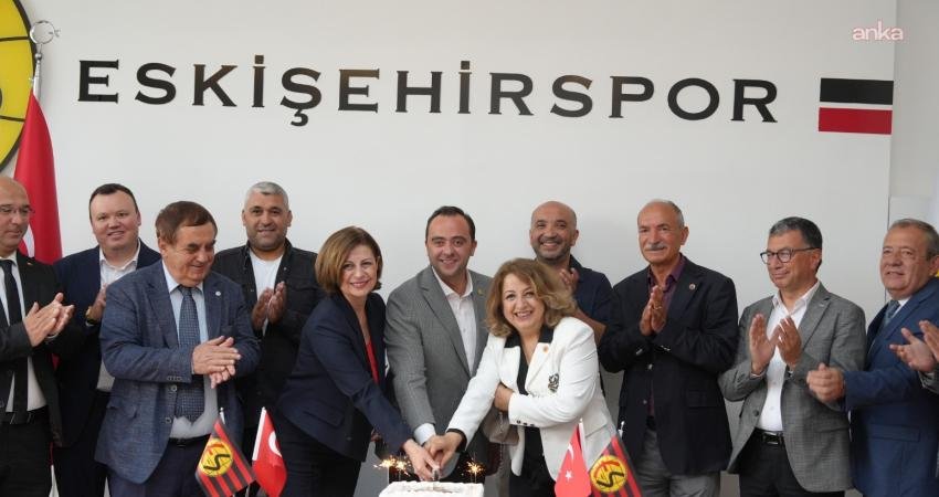 Eskişehir Büyükşehir Belediye Başkanı Ayşe Ünlüce, Eskişehirspor’un kuruluşunun 61. yılı