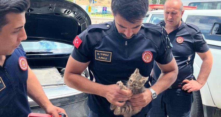 Eskişehir Büyükşehir Belediyesi İtfaiye Dairesi Başkanlığı ekipleri, bir aracın motor