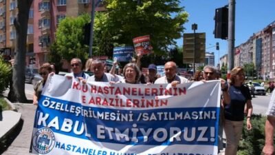 Eskişehir’de hastane alanlarının özelleştirilmesine tepki gösteren Hastaneler Halkındır Platformu üyeleri,