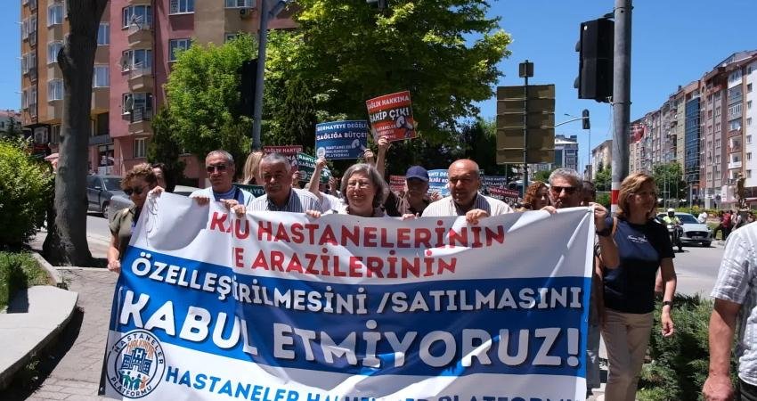 Eskişehir’de hastane alanlarının özelleştirilmesine tepki gösteren Hastaneler Halkındır Platformu üyeleri,