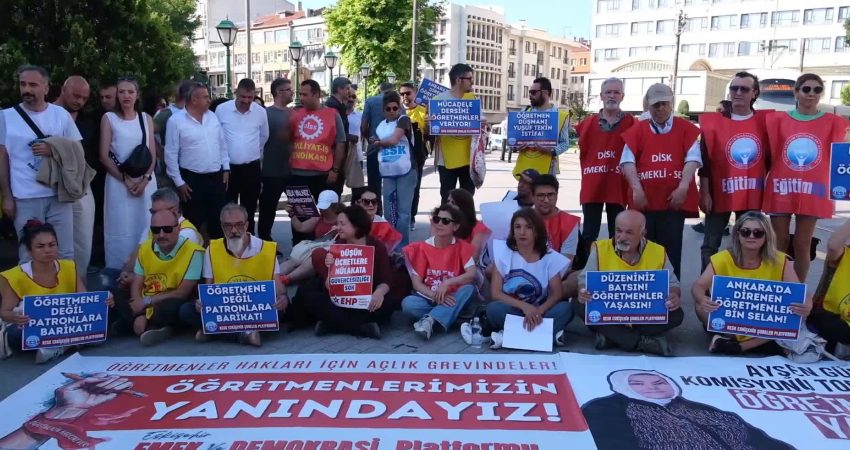 Özel sektör öğretmenlerine destek için Eskişehir'de düzenlenen oturma eyleminde konuşan