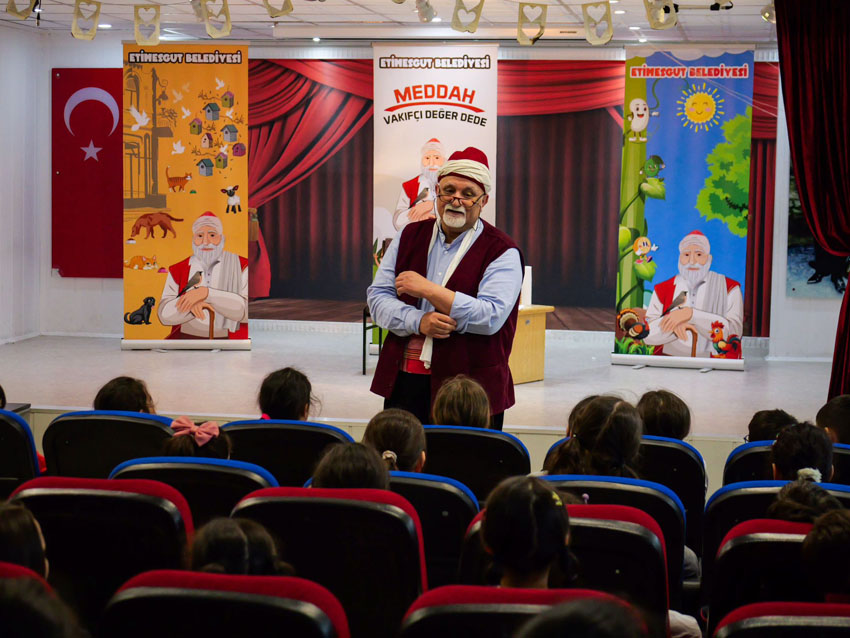 Etimesgut Belediyesi çocukları tiyatroyla buluşturdu Etimesgut Belediyesi, çocukların sanata erken yaşta erişimini sağlamak ve değerler