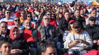 Etimesgut Belediyesi’nin kurduğu dev ekranlarda A Milli Futbol Takımı’nın Dünya