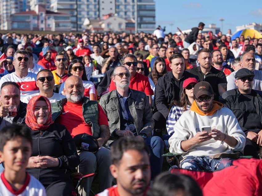 Etimesgut Belediyesi’nin kurduğu dev ekranlarda A Milli Futbol Takımı’nın Dünya