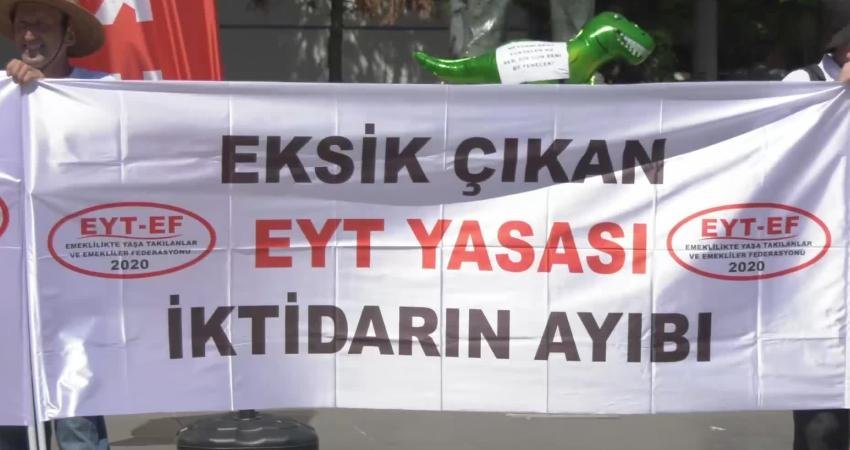 Emeklilikte Yaşa Takılanlar ve Emekliler Federasyonu (EYT-EF), Kartal Meydanı’nda açıklama