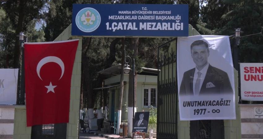 Manisa Büyükşehir Belediye Başkanı Ferdi Zeyrek'in vefatının birinci yılında kabri