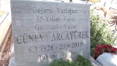 Gazeteci-yazar Cüneyt Arcayürek vefatının 11'inci yılında Gölbaşı'ndaki mezarı başında törenle