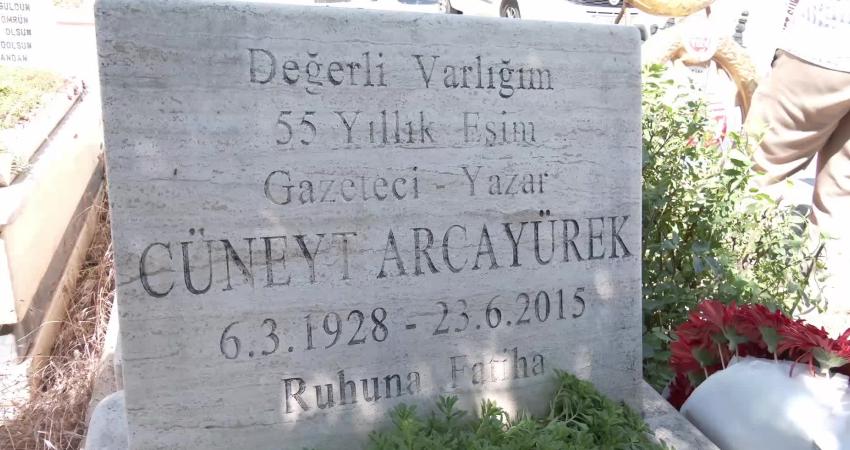 Gazeteci-yazar Cüneyt Arcayürek vefatının 11'inci yılında Gölbaşı'ndaki mezarı başında törenle