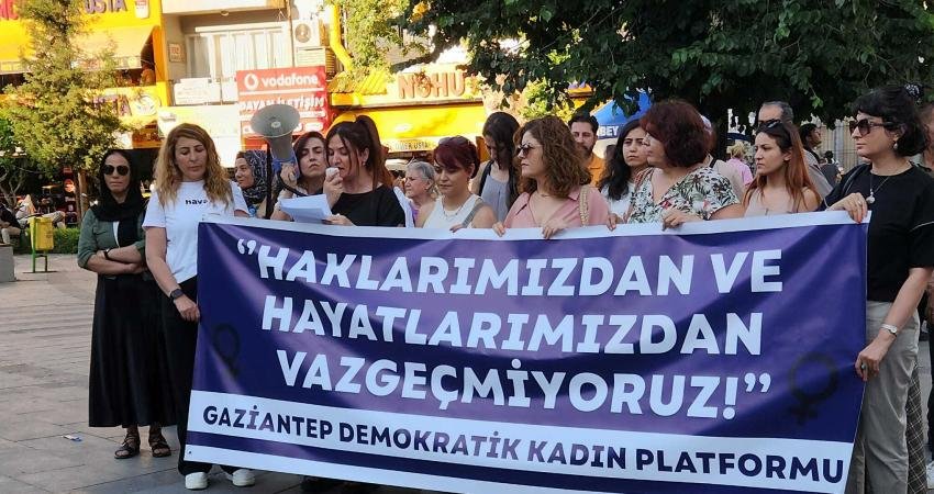 Gaziantep Demokratik Kadın Platformu adına açıklama yapan Miyase Karatay, TBMM
