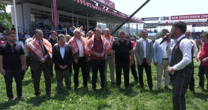 Manisa Büyükşehir Belediyesi tarafından düzenlenen Geleneksel Yuntdağı Yağlı Güreşleri’nin ikinci