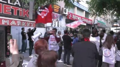 Çalışma ve Sosyal Güvenlik Bakanlığı önünde açıklama yaptıktan sonra dağılmayan 9