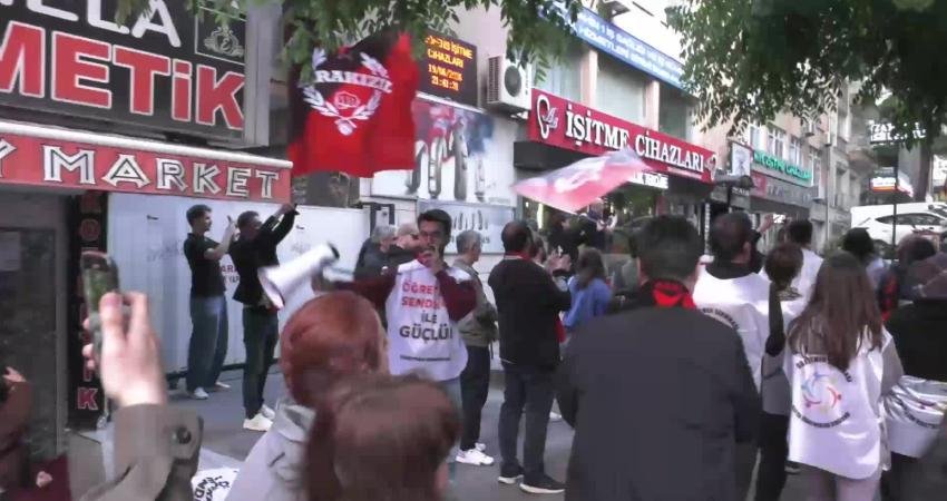 Çalışma ve Sosyal Güvenlik Bakanlığı önünde açıklama yaptıktan sonra dağılmayan 9