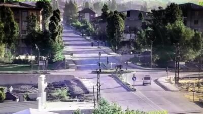Hakkari’nin Yüksekova ilçesinde kamyon ile minibüsün çarpışması sonucu 3 kişinin