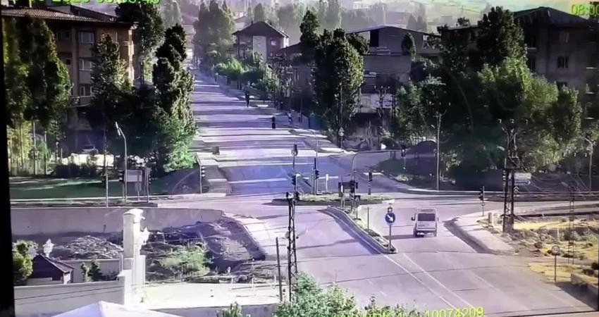 Hakkari’nin Yüksekova ilçesinde kamyon ile minibüsün çarpışması sonucu 3 kişinin