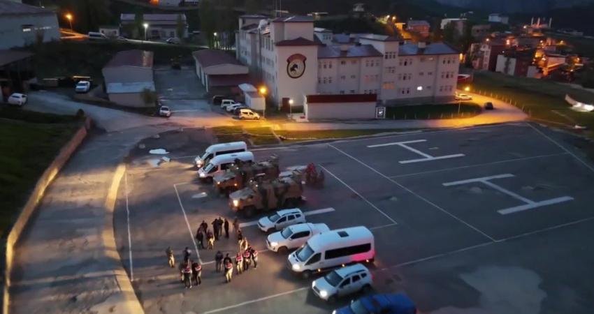 Hakkari’de İHA destekli uyuşturucu operasyonu: 626 kilo uyuşturucu ele geçirildi, 4 kişi tutuklandı İçişleri Bakanlığı, Hakkari'de jandarma ekiplerince düzenlenen insansız hava aracı (İHA)