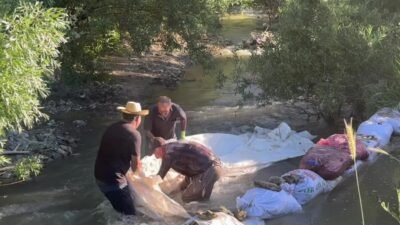 Hakkari’nin Yüksekova ilçesine bağlı Çukurca Köyü'ndeki çiftçiler, kum ve taş