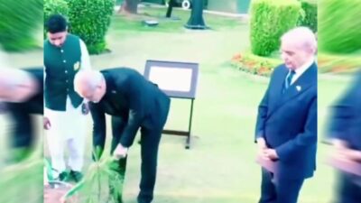 İran Cumhurbaşkanı Mesud Pezeşkiyan'ın, Pakistan ziyaretinde dostluk fidanı dikerken kürekle