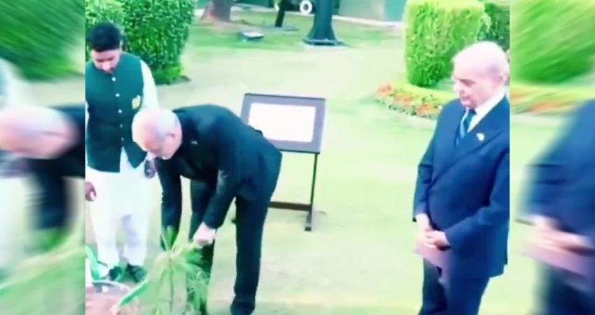 İran Cumhurbaşkanı Mesud Pezeşkiyan'ın, Pakistan ziyaretinde dostluk fidanı dikerken kürekle