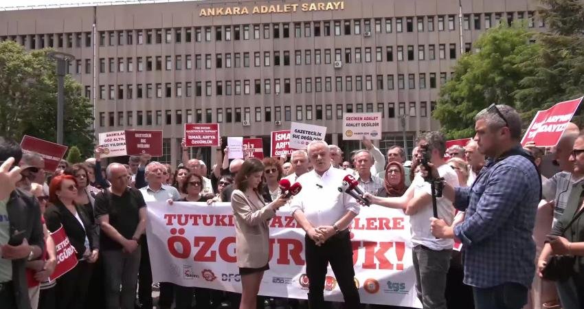 Tutuklu gazeteci İsmail Arı'nın duruşması öncesinde basın meslek örgütleri, Ankara Adliyesi