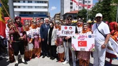 Isparta Uluslararası Gül Festivali, Atatürk Anıtı'na çelenk sunulmasıyla başladı. Kortej