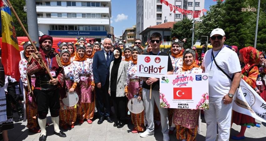 Isparta Uluslararası Gül Festivali, Atatürk Anıtı'na çelenk sunulmasıyla başladı. Kortej