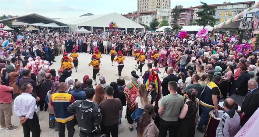Isparta Uluslararası Gül Festivali devam ediyor Isparta Uluslararası Gül Festivali, birbirinden renkli etkinliklerle devam ediyor. Kentin