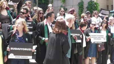 İzmir Barosu, İzmir Adliyesi önünde “Adalet Zinciri” oluşturdu. Eylem öncesinde